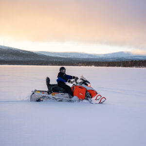 Introduction to snowmobiling – Learn the basic skills of driving snowmobile