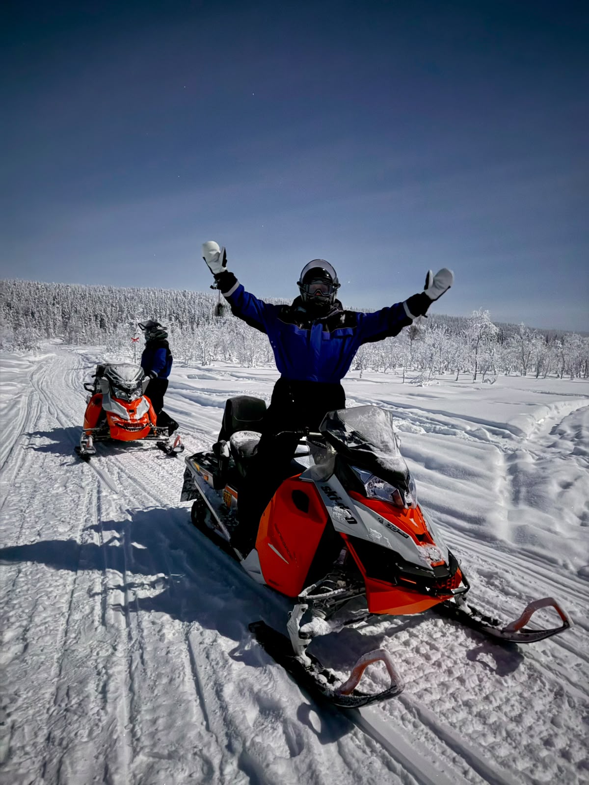 Moottorikelkkasafarin vetäjä lumisessa maastossa