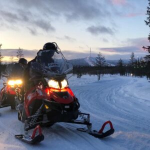 Moottorikelkkasafari hulppeilla maisemilla 2,5h
